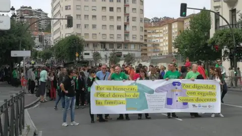 Protesta de los docentes contra la ampliación de la jornada lectiva reducida en junio y septiembre Unas 2.000 personas secundaron la concentración de protesta