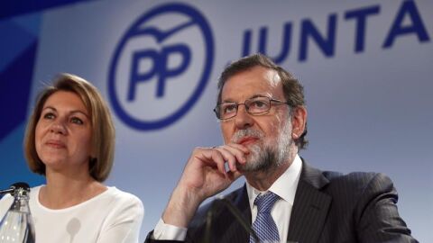 El expresidente del Gobierno Mariano Rajoy y la exministra de Defensa, Mar&iacute;a Dolores de Cospedal