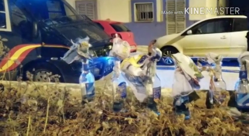 <p>Apedrean coches policiales en La Línea (Cádiz) tras tenderles una emboscada</p> <p>Apedrean coches policiales en La Línea (Cádiz) tras tenderles una emboscada</p>