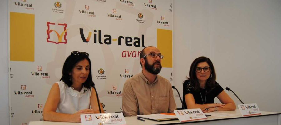 El regidor de Tradicions Santi Cortells junt amb la directora de l´IES Francesc Tàrrega Ariadna Portalés junt amb la concertista Ana Archilés. El regidor de Tradicions Santi Cortells junt amb la directora de l´IES Francesc Tàrrega Ariadna Portalés junt amb la concertista Ana Archilés.