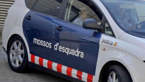 Los Mossos abaten a un hombre que ha entrado armado con un cuchillo en una comisaría de Cornellà Los Mossos abaten a un hombre que ha entrado armado con un cuchillo en una comisaría de Cornellà
