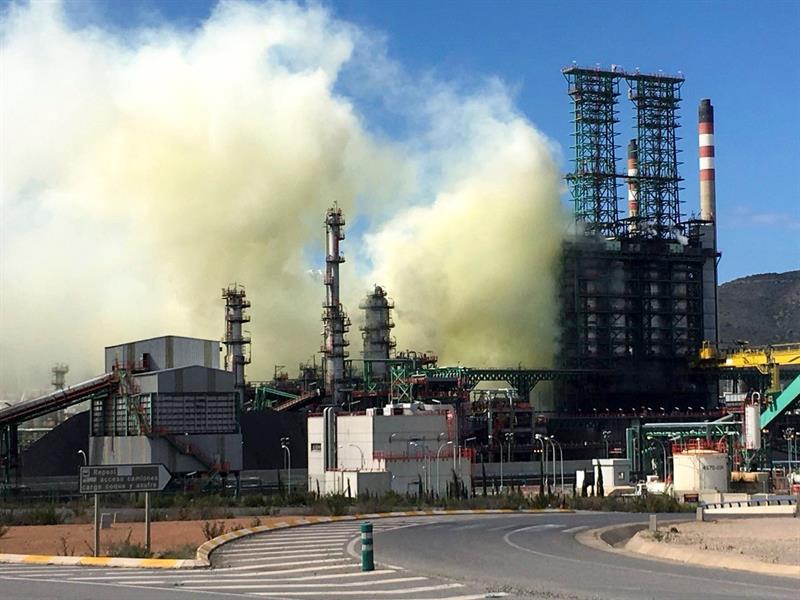 <p>Una fuga en Repsol Cartagena provoca una nube de color amarillo en Escombreras</p> <p>Una fuga en Repsol Cartagena provoca una nube de color amarillo en Escombreras</p>
