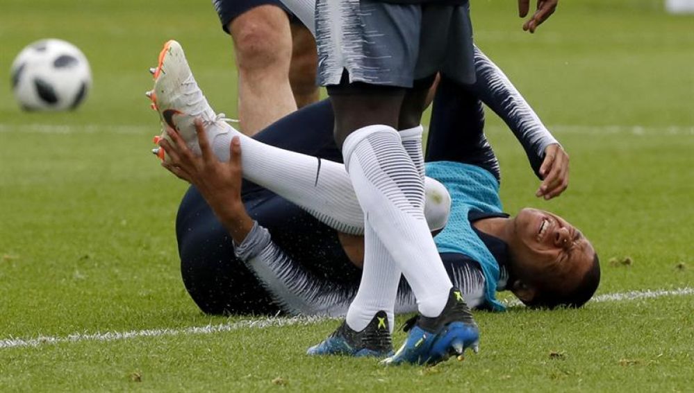 Mbappé se duele de un golpe en el entrenamiento de Francia