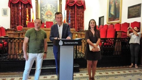 Mireia Moll&agrave;, Carlos Gonz&aacute;lez -en el centro- y Jes&uacute;s Pareja en el Sal&oacute;n de Plenos del Ayuntamiento de Elche