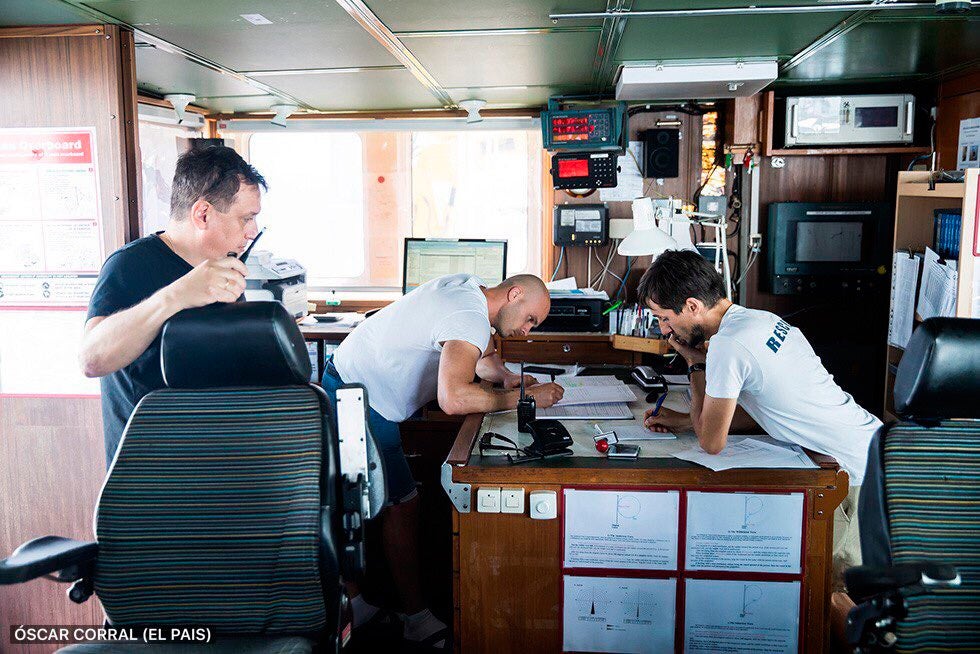 Óscar Corral, periodista a bordo del Aquarius, cuenta en Más de uno que está llegando comida al barco para poder dirigirse a Valencia Óscar Corral, periodista a bordo del Aquarius, cuenta en Más de uno que está llegando comida al barco para poder dirigirse a Valencia
