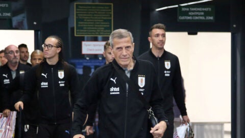 &Oacute;scar Tab&aacute;rez, al frente de la expedici&oacute;n de Uruguay a su llegada a Rusia