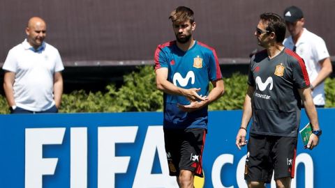 Julen Lopetegui con Gerard Piqu&eacute; en un entrenamiento de la Selecci&oacute;n.