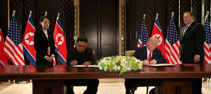 Donald Trump y Kim Jong-Un firman un documento Donald Trump y Kim Jong-Un firman un documento