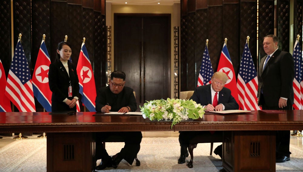 Donald Trump y Kim Jong-Un firman un documento