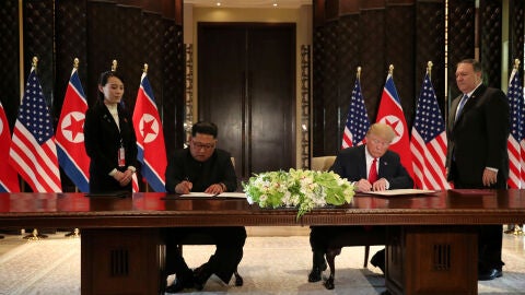 Donald Trump y Kim Jong-Un firman un documento