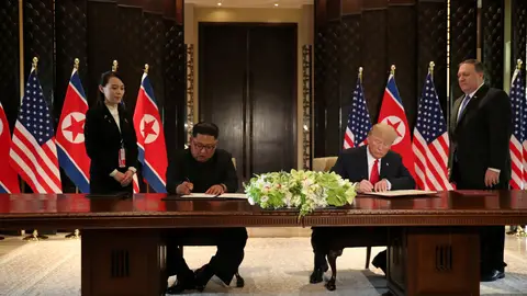 Donald Trump y Kim Jong-Un firman un documento Donald Trump y Kim Jong-Un firman un documento