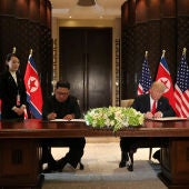 Donald Trump y Kim Jong-Un firman un documento