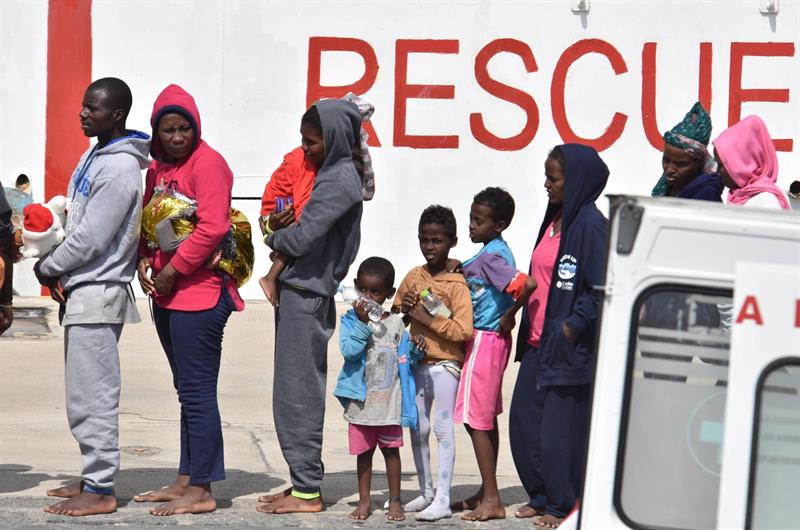 Italia amenaza con limitar la dotación a la UE si no actúa en el caso de los inmigrantes del 'Diciotti' Italia amenaza con limitar la dotación a la UE si no actúa en el caso de los inmigrantes del 'Diciotti'
