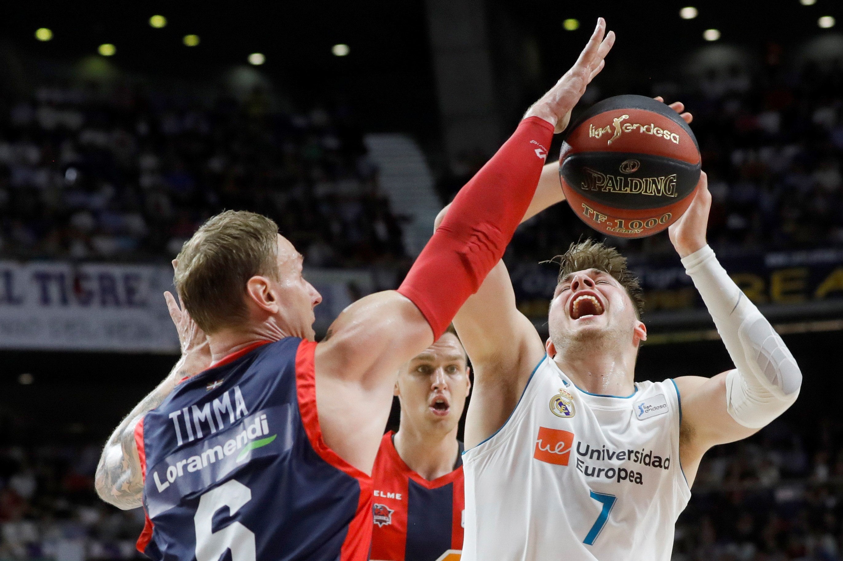 <p>El Baskonia conquista Madrid y se adelanta en la final de liga</p> <p>El Baskonia conquista Madrid y se adelanta en la final de liga</p>