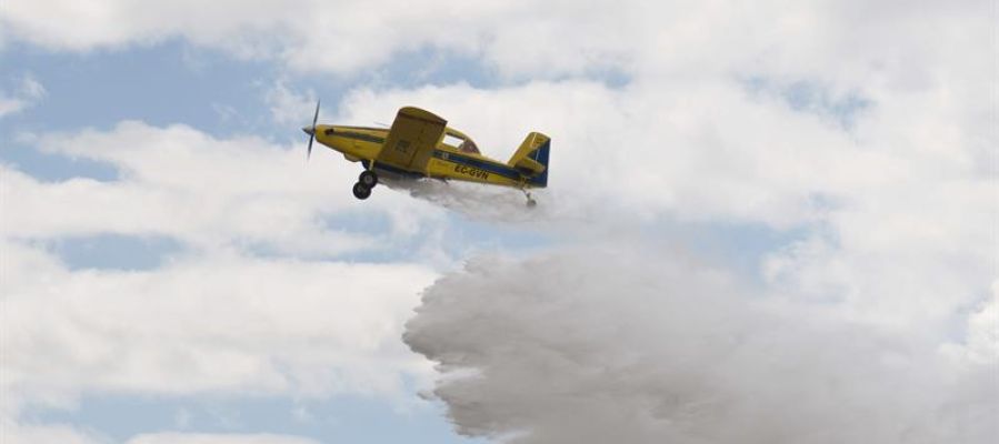 Una avioneta realiza una descarga durante la presentación del dispositivo de lucha contra incendios en Baleares. Una avioneta realiza una descarga durante la presentación del dispositivo de lucha contra incendios en Baleares.
