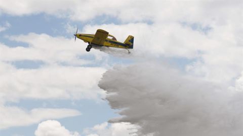 Una avioneta realiza una descarga durante la presentaci&oacute;n del dispositivo de lucha contra incendios en Baleares. 