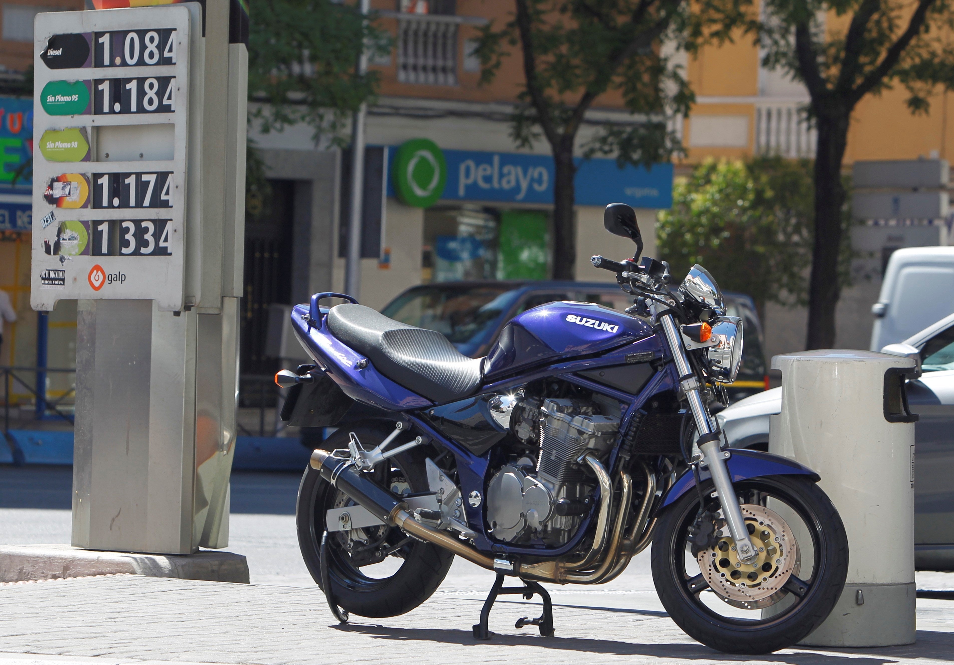 Dos arrestados a prisión por arrollar a un joven con una moto para robarle y huir Dos arrestados a prisión por arrollar a un joven con una moto para robarle y huir