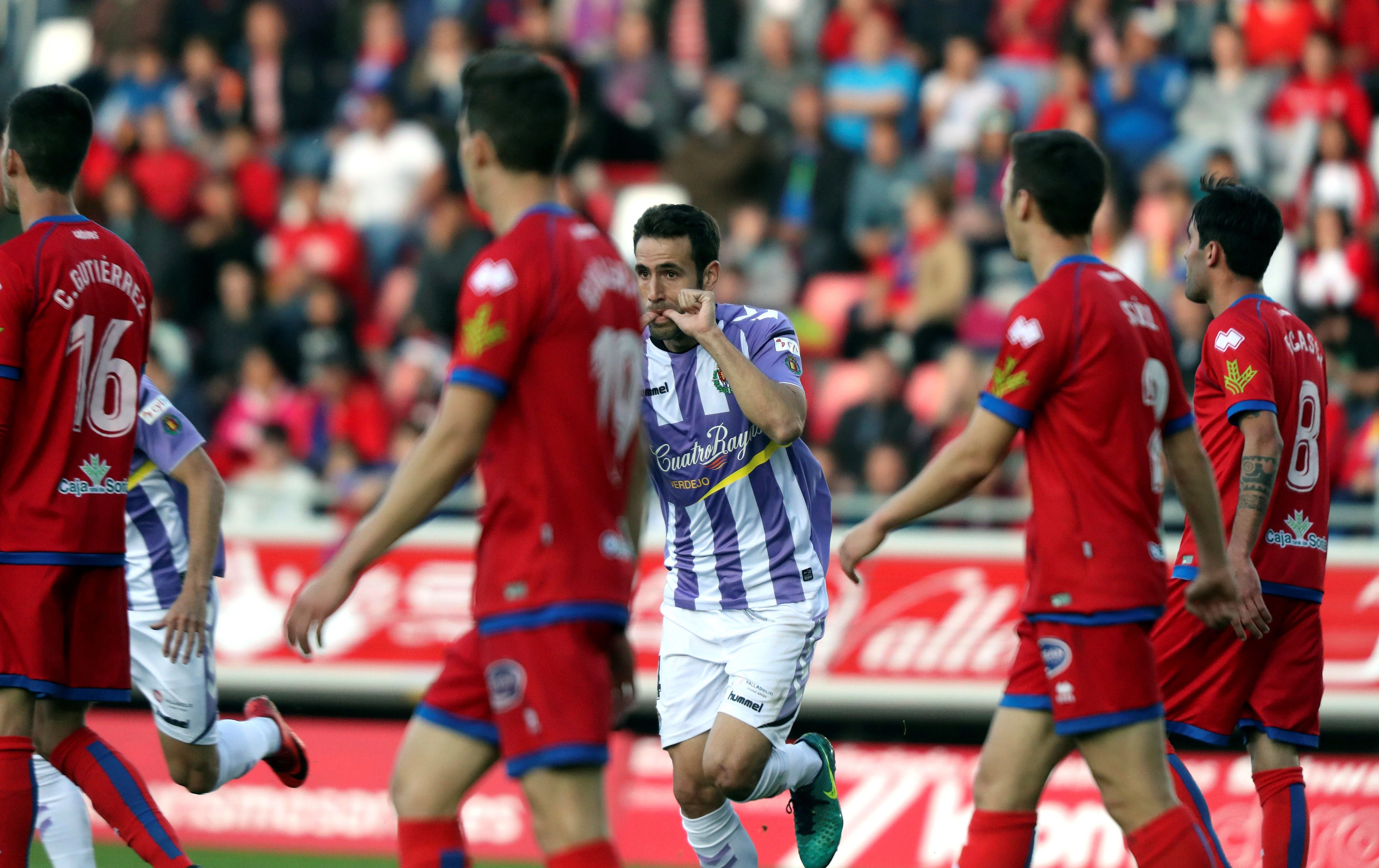 <p>El Valladolid vence al Numancia 0-3 y deja encarrilado el ascenso a Primera</p> <p>El Valladolid vence al Numancia 0-3 y deja encarrilado el ascenso a Primera</p>
