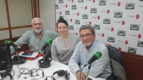 Miembros de la Asociaci&oacute;n Amigos de Javier Segovia durante la entrevista en Onda Cero