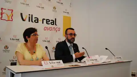 L´alcalde de Vila-real José Benlloch i la regidora d´Hisenda Sabina Escrig han presentat les característiques del pressupost que s´aprova este divendres. El pressupost augmenta en despesa corrent , en el capítol de convenis i subvencions amb entitats, així com en l´àrea de Serveis Socials.