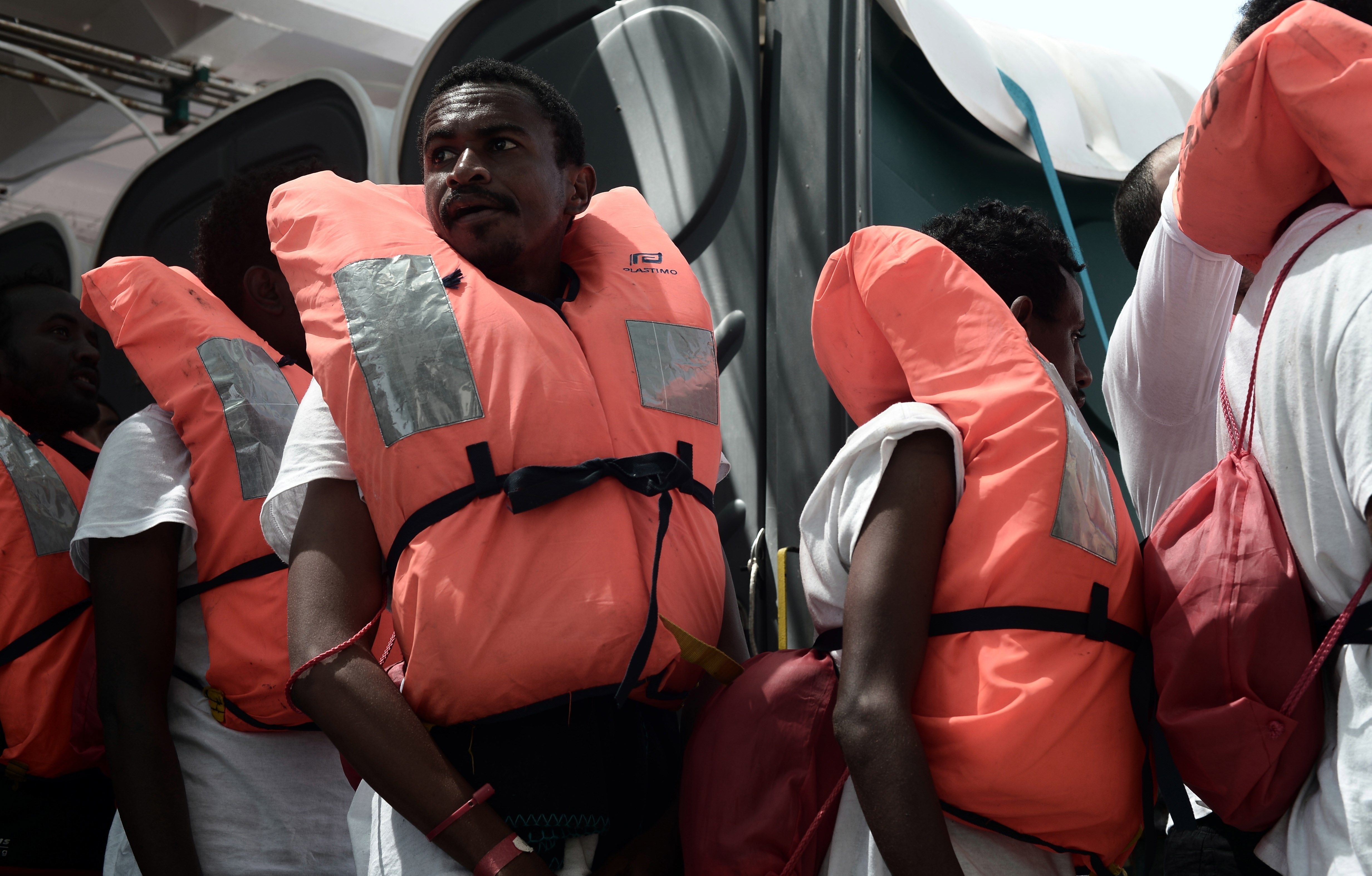<p>Cruz Roja desplegará cien camas y un albergue provisional en Valencia para atender a los migrantes del Aquarius</p> <p>Cruz Roja desplegará cien camas y un albergue provisional en Valencia para atender a los migrantes del Aquarius</p>
