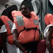 Varios de los 629 inmigrantes rescatados a bordo del barco "Aquarius"