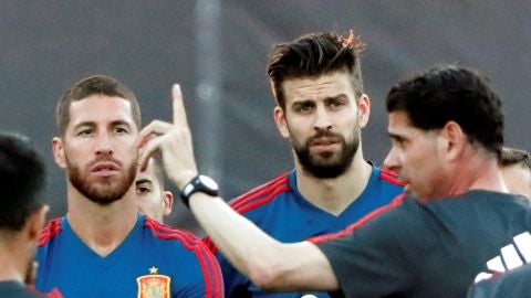 Fernando Hierro da instrucciones a los jugadores de la Selecci&oacute;n