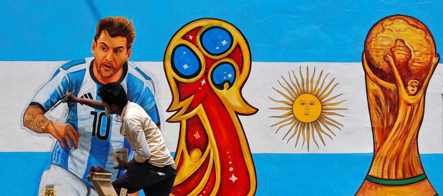 Un mural con Leo Messi, estrella de Argentina, y la Copa del Mundo Un mural con Leo Messi, estrella de Argentina, y la Copa del Mundo