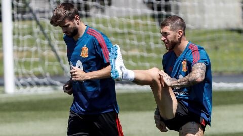 Sergio Ramos y Piqu&eacute;, en un entrenamiento en Krasnodar