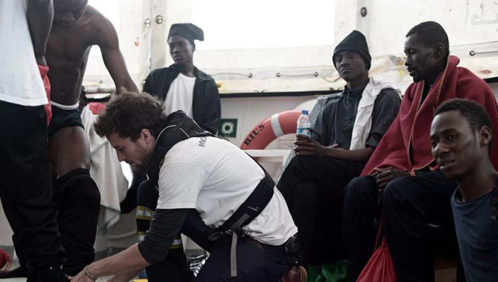 varios de los 629 inmigrantes rescatados a bordo del barco "Aquarius"