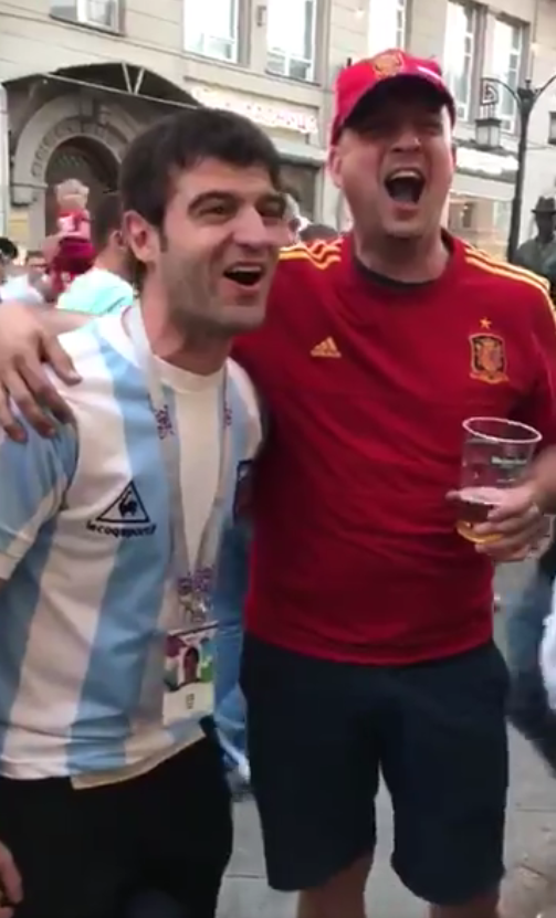 <p>Un español y un argentino narran a la vez el 'gol del siglo' de Maradona a Inglaterra</p> <p>Un español y un argentino narran a la vez el 'gol del siglo' de Maradona a Inglaterra</p>