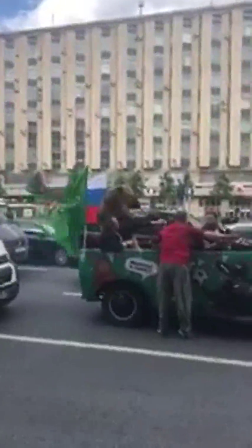 <p>Polémico vídeo de un oso tocando una vuvuzela subido a un coche en Moscú</p> <p>Polémico vídeo de un oso tocando una vuvuzela subido a un coche en Moscú</p>