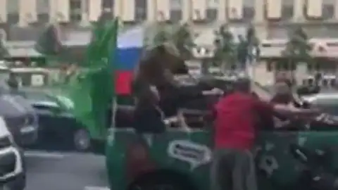 Polémico vídeo de un oso tocando una vuvuzela subido a un coche en Moscú Polémico vídeo de un oso tocando una vuvuzela subido a un coche en Moscú