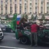 Polémico vídeo de un oso tocando una vuvuzela subido a un coche en Moscú