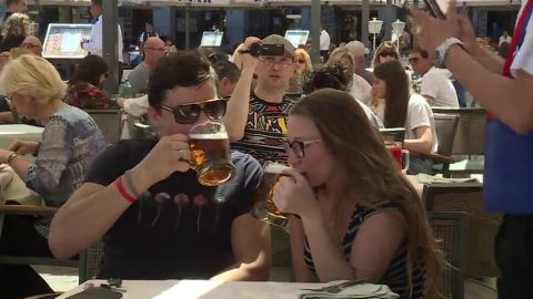 Clientes disfrutando de las terrazas de verano