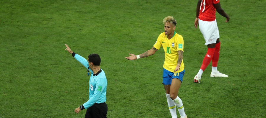 Neymar protesta una acción al colegiado Neymar protesta una acción al colegiado