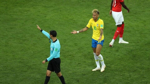 Neymar protesta una acci&oacute;n al colegiado