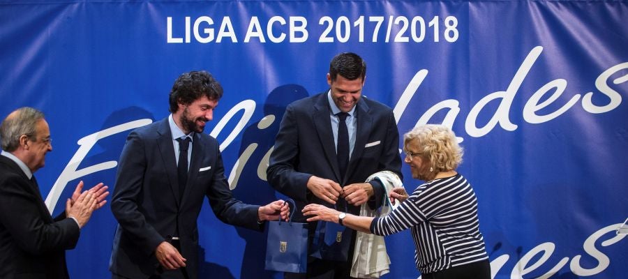 Carmena entrega las famosas galletas a Llull y a Reyes Carmena entrega las famosas galletas a Llull y a Reyes
