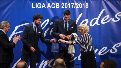 Carmena entrega las famosas galletas a Llull y a Reyes
