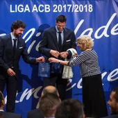 Carmena entrega las famosas galletas a Llull y a Reyes Carmena entrega las famosas galletas a Llull y a Reyes