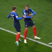 Mbappé celebra su gol a Perú con Griezmann
