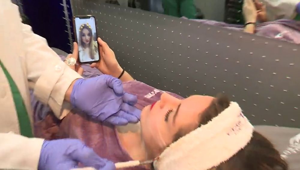 Los 'selfies' con filtros condicionan cada vez más las operaciones estéticas en la cara 