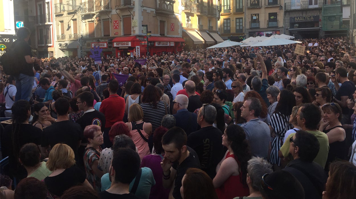 Manifestación en las calles de Pamplona por la decisión sobre 'La Manada': "No es abuso, es violación" Manifestación en las calles de Pamplona por la decisión sobre 'La Manada': "No es abuso, es violación"