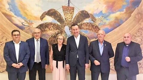 Cargos electos del Misteri d'Elx de 2018 junto al alcalde de Elche y miembros de la Junta Rectora de La Festa