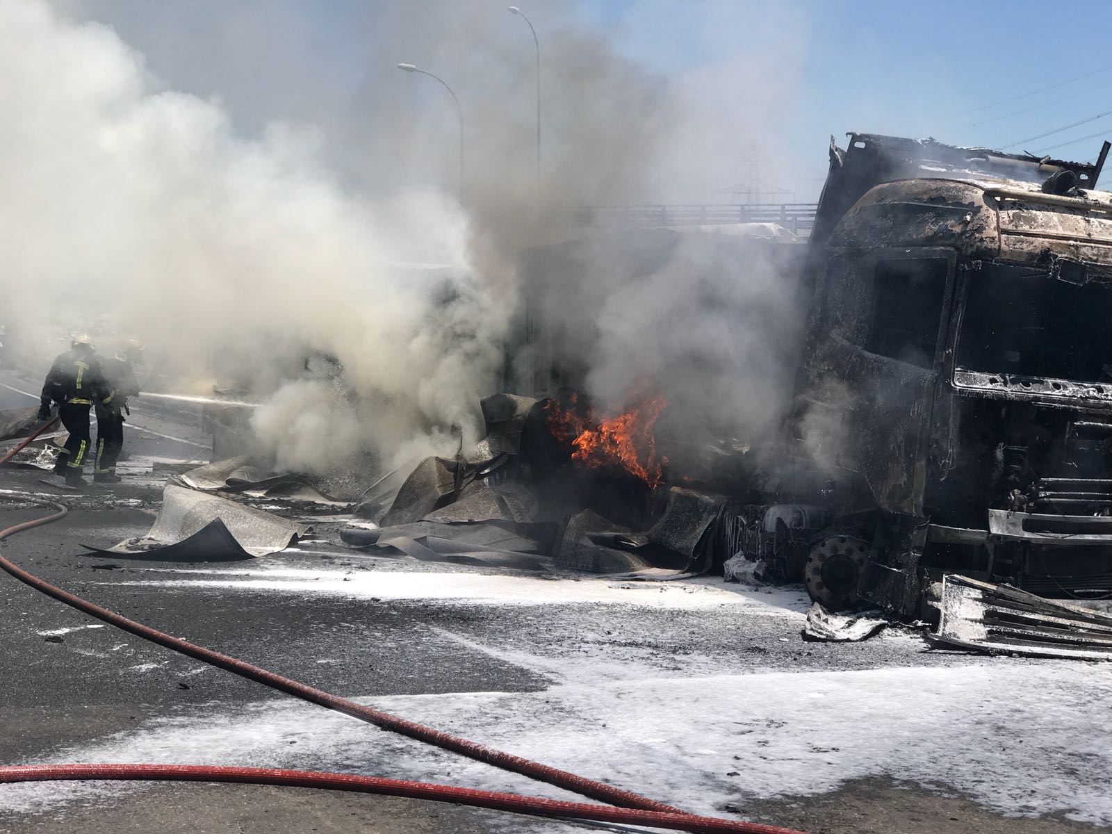 <p>Un accidente entre un camión y un vehículo provoca un herido grave y el corte de la A-1 a la altura de San Sebastián de los Reyes</p> <p>Un accidente entre un camión y un vehículo provoca un herido grave y el corte de la A-1 a la altura de San Sebastián de los Reyes</p>