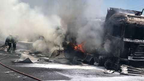 Los servicios de emergencias trabajan en el cami&oacute;n accidentado en la A-1