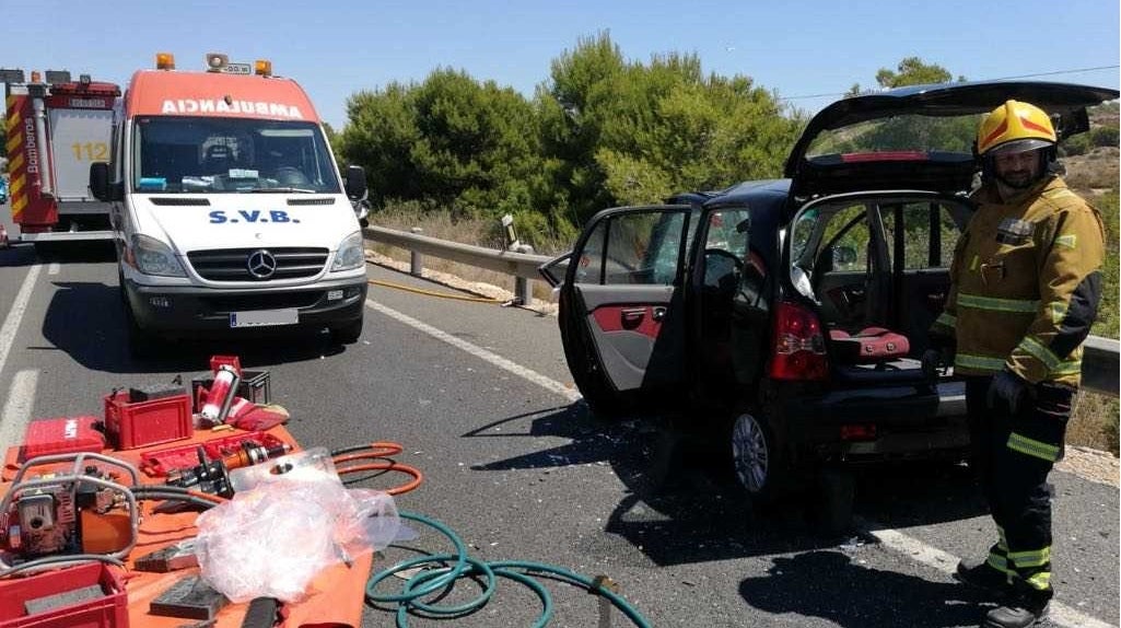<p>Una colisión entre dos vehículos en Santa Pola obliga a los bomberos a rescatar a la conductora de uno de ellos </p> <p>Una colisión entre dos vehículos en Santa Pola obliga a los bomberos a rescatar a la conductora de uno de ellos </p>