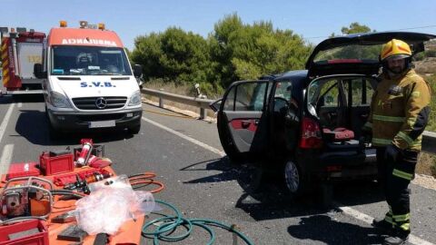 Veh&iacute;culo del que ha sido rescatada la mujer tars la colisi&oacute;n frontal