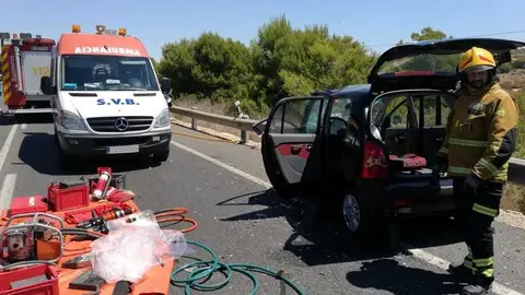 Vehículo del que ha sido rescatada la mujer tars la colisión frontal Vehículo del que ha sido rescatada la mujer tars la colisión frontal