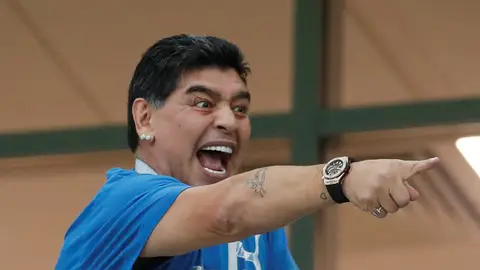 Maradona gesticula en la grada durante el Argentina - Croacia Maradona gesticula en la grada durante el Argentina - Croacia